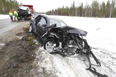 Kahden auton välinen nokkakolari tapahtui Suomussalmella maanantaina aamupäivällä. Onnettomuudessa loukkaantui kahdeksan ihmistä.