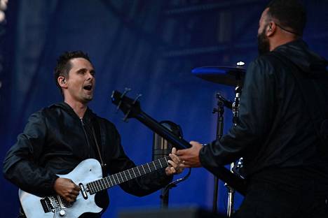 Musen laulaja-kitaristi Matt Bellamy ja basisti Tony Wolstenholme kuvattuna Les Eurockeennes -festivaalillla Belfortissa Ranskassa heinäkuussa.