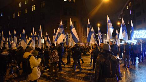Mielenosoitukset | Suomi herää -ryhmittymä haluaa siirtää itsenäisyyspäivän marssin Helsingistä Tampereelle
