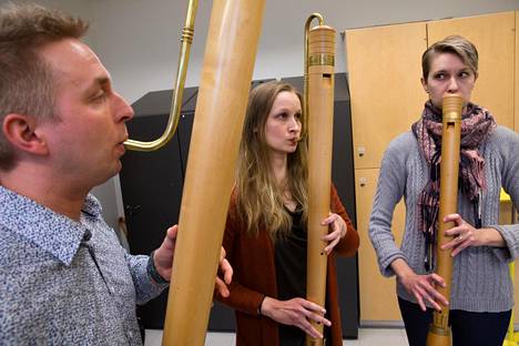 Eero Saunamäki, Sini Vahervuo ja Anna Saunamäki harjoittelevat Sibelius-Akatemian nokkahuiluluokassa renessanssinokkahuiluilla.