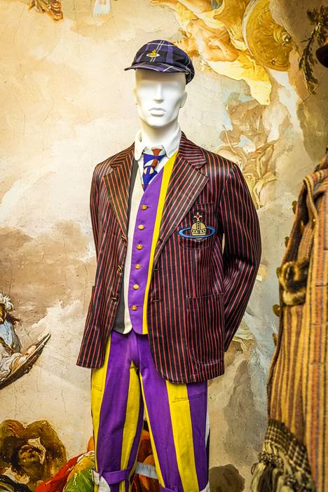 Vivienne Westwoodin miesten mallistot yllättävät rohkeudellaan ja leikkisyydellään. Bondage-housut ovat Café Society -mallistoa keväältä 1994 ja irtotakki Time Machine -mallistoa syksyltä 1988. Asusteina Savage-solmio ja McPoiret School Boy -lakki.