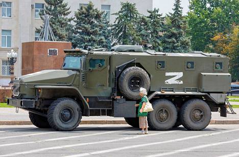 Venäjän sotajoukkojen Z-kirjaimella merkitty kulkuväline Venäjän miehittämässä Hersonissa 25. heinäkuuta.