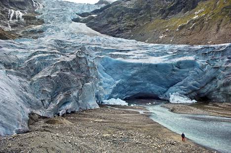 Sulavaa jäätikköä Sveitsin Alpeilla. Viime viikolla Alppien vetäytyvältä jäätiköltä löytyi kuollut pariskunta, joka on ollut kateissa lähes 75 vuotta.