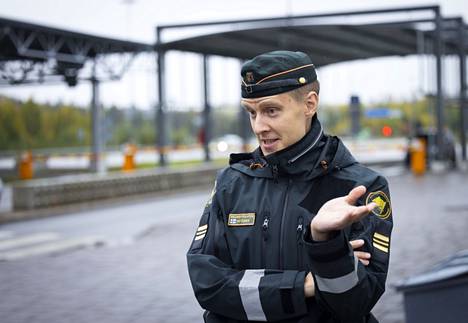 Kapteeni Misa Hattunen Kaakkois-Suomen rajavartiostosta sanoo, että pettymys tiukentuneiden maahanpääsyehtojen vuoksi oli nähtävissä monen venäläisen kasvoilla.