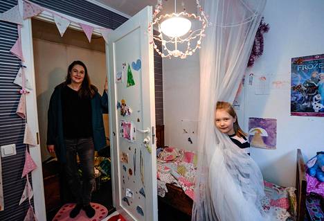 Kristiina Räisänen asuu tyttärensä Iisa Räisäsen kanssa talovaunussa Askolassa. Iisan huone näyttää tavallisen koulutytön huoneelta.