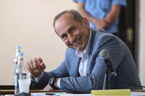 Armenian entinen presidentti Robert Kotšarjan oikeudessa Jerevanissa maanantaina.