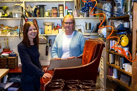 Katja Nieminen (vas.) ja Johanna Danielsson valmistuivat verhoilija-artesaaneiksi kaksi vuotta sitten.