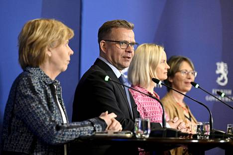 Puheenjohtajat median edessä Säätytalolla perjantaina, vasemmalta Anna-Maja Henriksson, Petteri Orpo, Riikka Purra ja Sari Essayah.