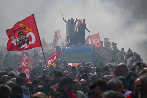 Mielenosoittajat kiipesivät auton päälle Marseillessa Etelä-Ranskassa torstaina.