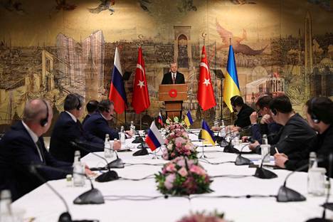 Turkin presidentti Recep Tayyip Erdoğan ja ukrainalaiset ja venäläiset neuvottelijat Istanbulissa maaliskuussa.