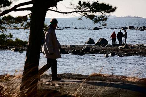 Vuonna 2016 merivesi oli niin alhaalla, että Lauttasaaren edustalla sijaitsevaan hassun nimiseen saareen pääsi kävelemällä.