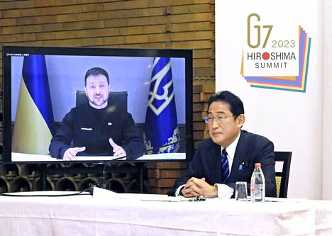 Japanin pääministeri Fumio Kishida ja Ukrainan presidentti Volodymyr Zelenskyi (näytöllä) osallistuivat helmikuussa verkkotapaamiseen, jonka osanottajissa oli muun muassa G7-maiden johtajia.
