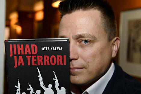 Atte Kaleva kirjansa Jihad ja terrori julkistamistilaisuudessa torstaina.