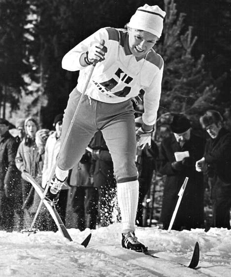 Helena Takalo ei säikähtänyt lunta eikä tungosta Pyhäjärven hiihdoissa ja voitti Marjatta Kajosmaata puolisen minuuttia.