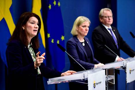 Kuvassa vasemmalta katsottuna Ruotsin ulkoministeri Ann Linde, pääministeri Magdalena Andersson ja puolustusministeri Peter Hultqvist.