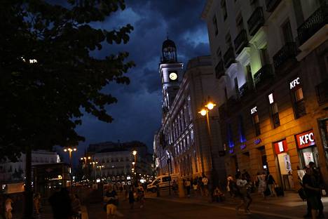 Kaupat eivät saa jatkossa valaista ikkunoitaan enää iltakymmenen jälkeen Espanjassa. Kuva Madridin keskustasta tiistailta.