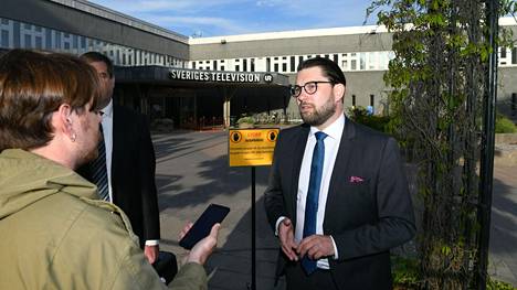 Koronavirus | ”Jonkun on sanottava, että keisarilla ei ole vaatteita” – Ruotsin koronavirus­politiikka sai ankaraa arvostelua puoluejohtajien suorassa tv-väittelyssä