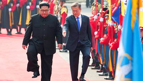 Etelä- ja Pohjois-Korean historiallinen tapaaminen alkoi hymyilevien johtajien kädenpuristuksella – Leppoisasti esiintynyt Kim Jong-un lupasi tarjota nuudeleita Moon Jae-inille, jos tämä tulee Pjongjangiin