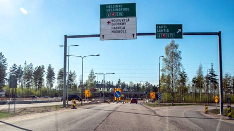 HS Vantaa | ”Arat ja arpovat” kuljettavat uhkaavat muodostaa moottori­tielle asti venyviä jonoja vantaalaisessa liittymässä, josta tuli vaarallinen murheen­kryyni
