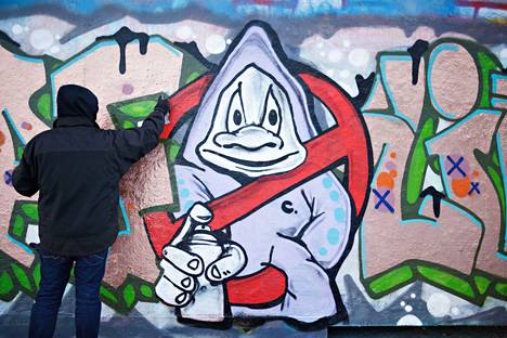 Jamppa-nimellä esiintyvä graffitiharrastaja maalasi tammikuun puolivälissä laillisella paikalla Helsingin Herttoniemessä.