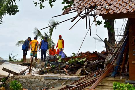Viranomaiset katselivat tsunamin aiheuttamia tuhoja Caritalla sunnuntaina.