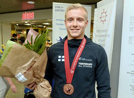 Emil Soravuo sai käteensä kukkapuskan palattuaan sunnuntai-iltana Japanista Suomeen.