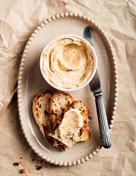 Browned butter foam is created by combining room temperature and browned butter. 