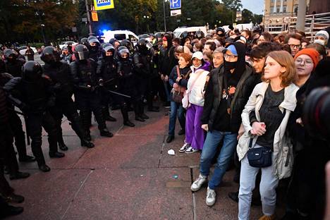 Mellakkapoliisit piirittivät  liikekannallepanoa vastustaneita mielenosoittajia Pietarissa keskiviikkona.
