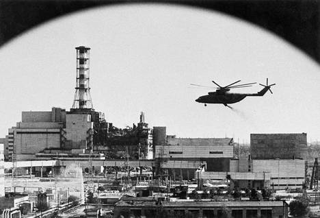 Tšernobylin ydinvoimalaonnettomuus tapahtui huhtikuussa 1986. Räjähdykset tuhosivat reaktorirakennuksen katon.