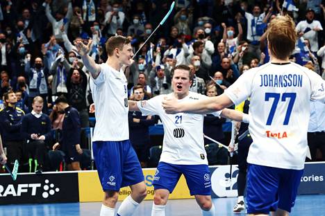 Sami Johansson, Tatu Väänänen ja Eemeli Salin juhlivat maalia Helsingin Hartwall-areenalla pelatussa MM-turnauksessa vuonna 2021. Suomen saldona oli lopulta hopeamitalit. 