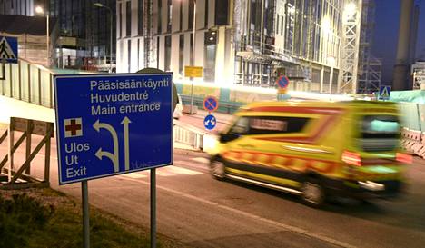 Ambulanssi Meilahdessa maaliskuussa vuonna 2020. Sote-uudistuksen vuoksi tänä keväänä perustetaan uusi Hus-yhtymä, joka korvaa nykyisen sairaanhoitopiirin.