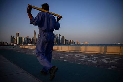 Työntekijä kävelee Dohassa ennen Qatar 2022 jalkapallon MM-turnauksia.