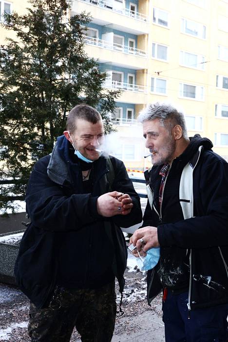 Eero Mäkelä and Tapsa Mlläri smoked tobacco in front of the Blue Ribbon Foundation's Housing Unit in Töölö.
