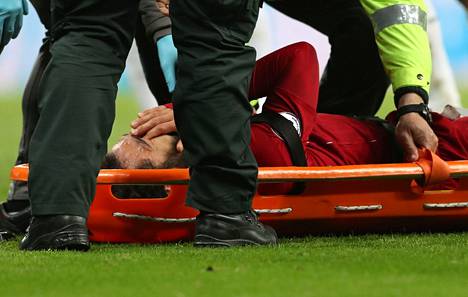 Liverpoolin Mohamed Salah kannettiin pois kentältä, kun hän loukkaantyi.