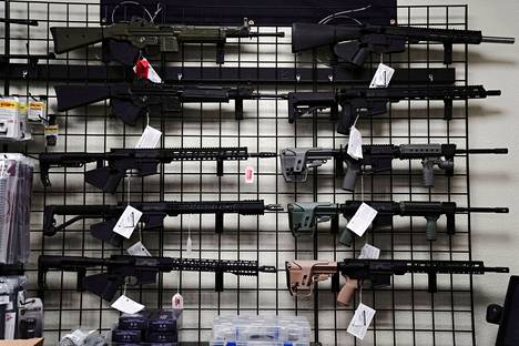 AR-15-kiväärejä esillä kalifornialaisessa asekaupassa. Missourissa ehdotus alaikäisten aseenkannon kieltämisestä lähti paikallispoliisin pyynnöstä tiukentaa määräyksiä estääkseen ”14-vuotiaiden kävelemisen kaduilla kantaen AR-15-kiväärejä”.