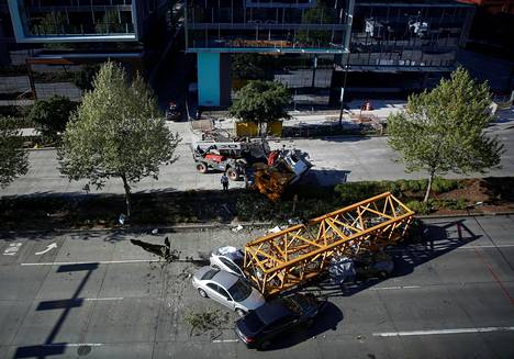 Pelastustyöntekijät tutkivat Seattlessa Yhdysvalloissa paikkaa, jossa nosturin osa osui alla olleisiin autoihin.