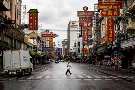 Jalankulkija ylitti katua Bangkokin kiinalaisessa kaupunginosassa viime perjantaina.