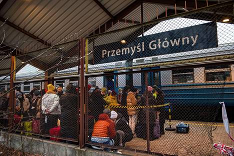 Ukrainasta tulleet pakolaiset jonottivat passintarkastukseen Przemyśl Głównyssa Puolassa.