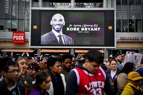 Ihmiset ovat surreet sunnuntaina kuollutta Kobe Bryantia eri puolilla Yhdysvaltoja. Kuva Los Angelesista.