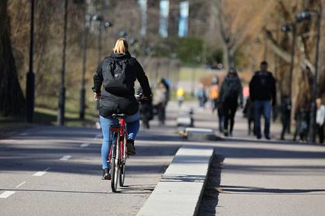 Pyöräilijä Helsingin keskustassa huhtikuussa.