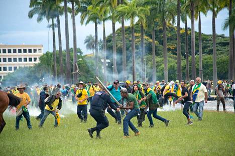 Jair Bolsonaron kannattaja löi poliisia keskellä levottomuuksi sunnuntaina.