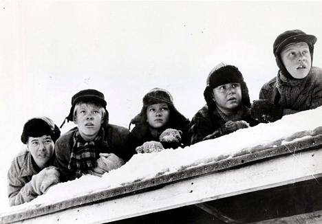 Suomalainen yleisö tutustui Vesa-Matti Loiriin ensimmäisen kerran Mikko Niskasen Pojat-elokuvassa (1962). 