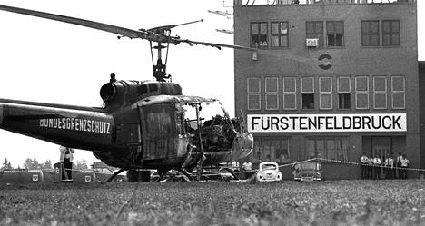 Terroristit siirtyivät panttivankeineen kahdella kopterilla Münchenin läheiselle Fürstenfeldbruckin kentälle, josta heidän oli tarkoitus lentää Egyptiin. Suunnitelma epäonnistui: pitkässä tulitaistelussa kuoli yhdeksän panttivankia, viisi terroristia ja yksi saksalainen poliisi.