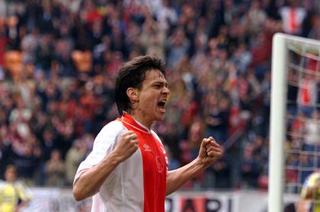 Jari Litmanen tuuletti maaliaan Ajaxin ja RKC Amsterdamin ottelussa toukokuussa 1999.