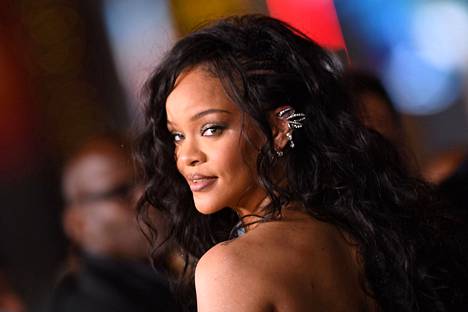 Rihanna kuvattiin keskiikkona Hollywoodissa Black Panther: Wakanda Forever -elokuvan ensi-illassa. Lift Me Up -kappale kuullaan myös elokuvassa.
