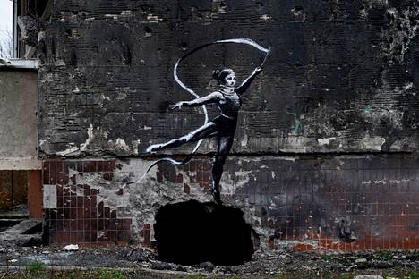 Lisää Banksyn töiksi epäiltyjä seinämaalauksia Ukrainassa.