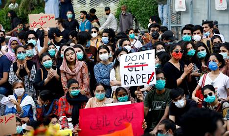 Ihmiset osoittivat mieltään naisiin kohdistuvaa väkivaltaa vastaan Pakistanin Karachissa vuoden 2020 syyskuussa.