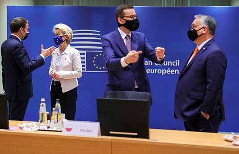 Ranskan presidentti Emmanuel Macron (vas.) keskusteli EU-komission puheenjohtajan Ursula von der Leyenin kanssa samalla kun Puolan pääministeri Mateusz Morawiecki ja Unkarin pääministeri Viktor Orban pitivät omia keskustelujaan Brysselissä torstaina.