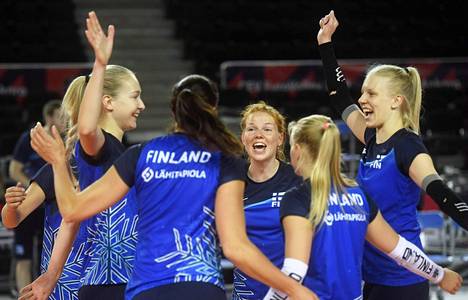 Suomen joukkueen pelaajat tuulettivat harjoituksissa naisten lentopallon EM-kisoissa Ankarassa Turkissa 22. elokuuta 2019.