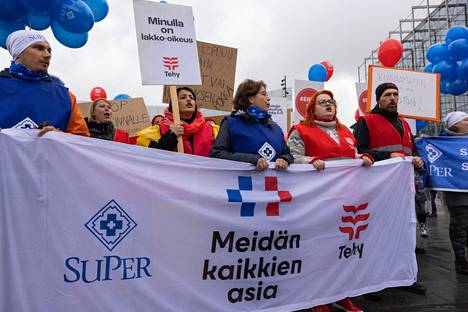Superin puheenjohtaja Silja Paavola (keskellä sinisessä asussa) ja Tehyn puheenjohtaja Millariikka Rytkönen (punaisissa Paavolan oikealla puolella) osallistuivat mielenosoitukseen.